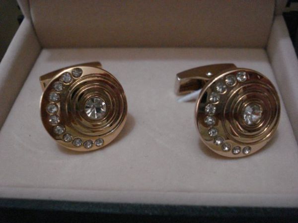 ABOTOADURA COM STRASS 1