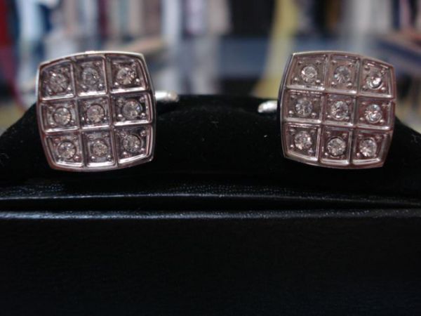 ABOTOADURA COM STRASS 4